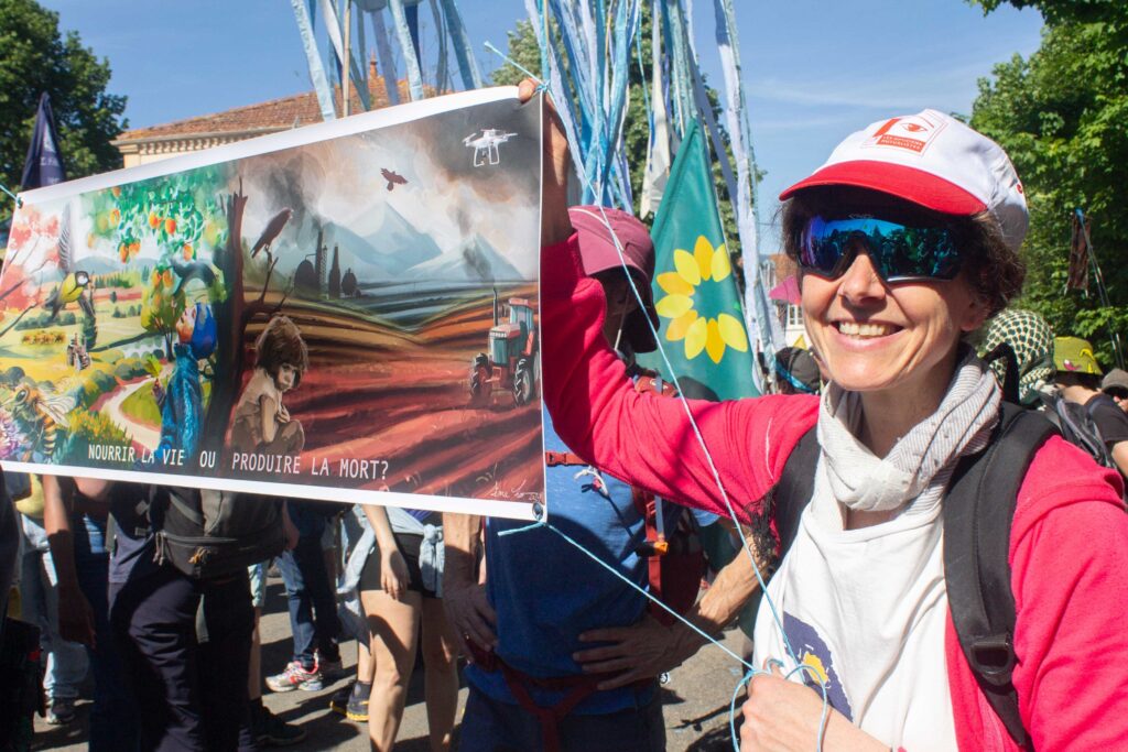 Une manifestante anti-bassine