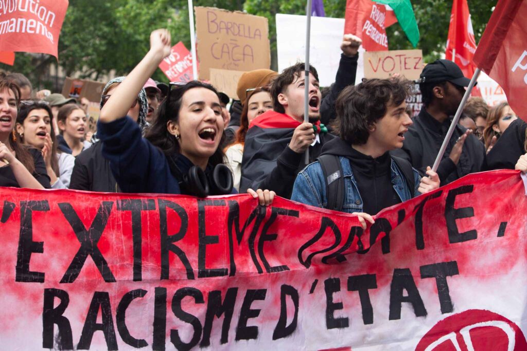 Des jeunes manifestent contre l'extrême droite